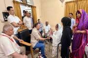 দলের প্রবীণ নেত্রী খালেদা রব্বানীকে দেখতে গেলেন প্রধানমন্ত্…