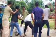 অভিযোগ দেওয়ায় থানার সামনেই অভিযোগকারীর ওপর হামলা, আটক ৩