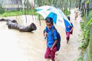 হাঁটুপানি মাড়িয়ে স্কুলে যাচ্ছে শিক্ষার্থীরা