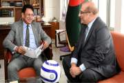 শিক্ষাপ্রতিষ্ঠানে বিতরণের জন্য ১০০০ ফুটবল দিল পাকিস্তান