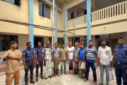 সাবেক আওয়ামী মেয়রকে পুলিশের কাছ থেকে ছিনিয়ে নেওয়ার ঘটনায় আট…