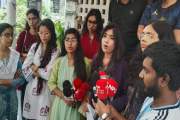 তিন দাবিতে ঢাবি নারী শিক্ষার্থীদের স্মারকলিপি প্রদান