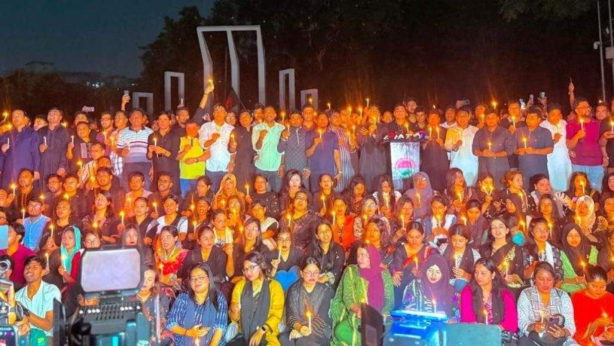 শহীদ মিনারে ছাত্রদলের ‘আলোয় আলোয় স্মৃতি সমুজ্জ্বল’ কর্মসূচি