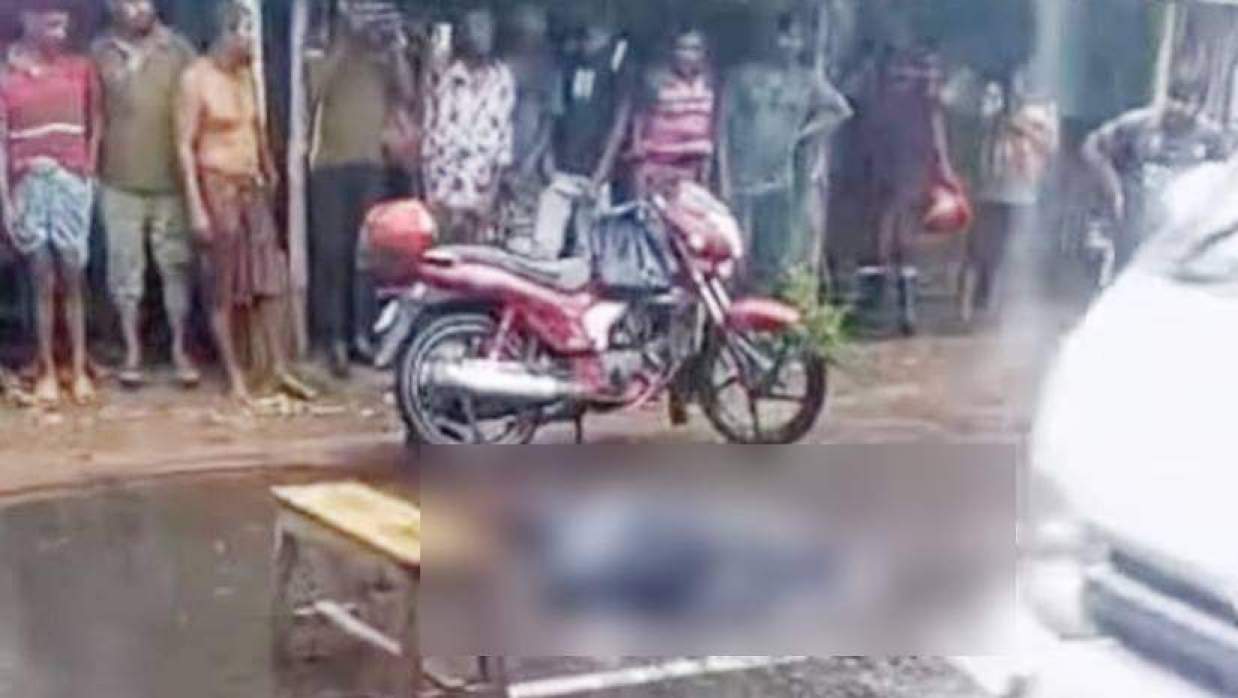 সড়কে পড়ে আছে স্কুলছাত্র কুশল সরদারের মরদেহ।