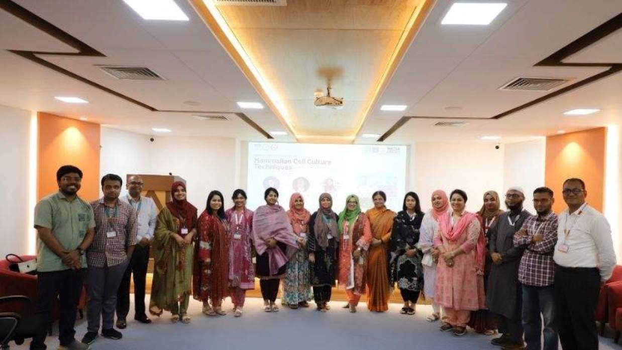 কর্মশালায় উপস্থিত শিক্ষক ও গবেষকরা