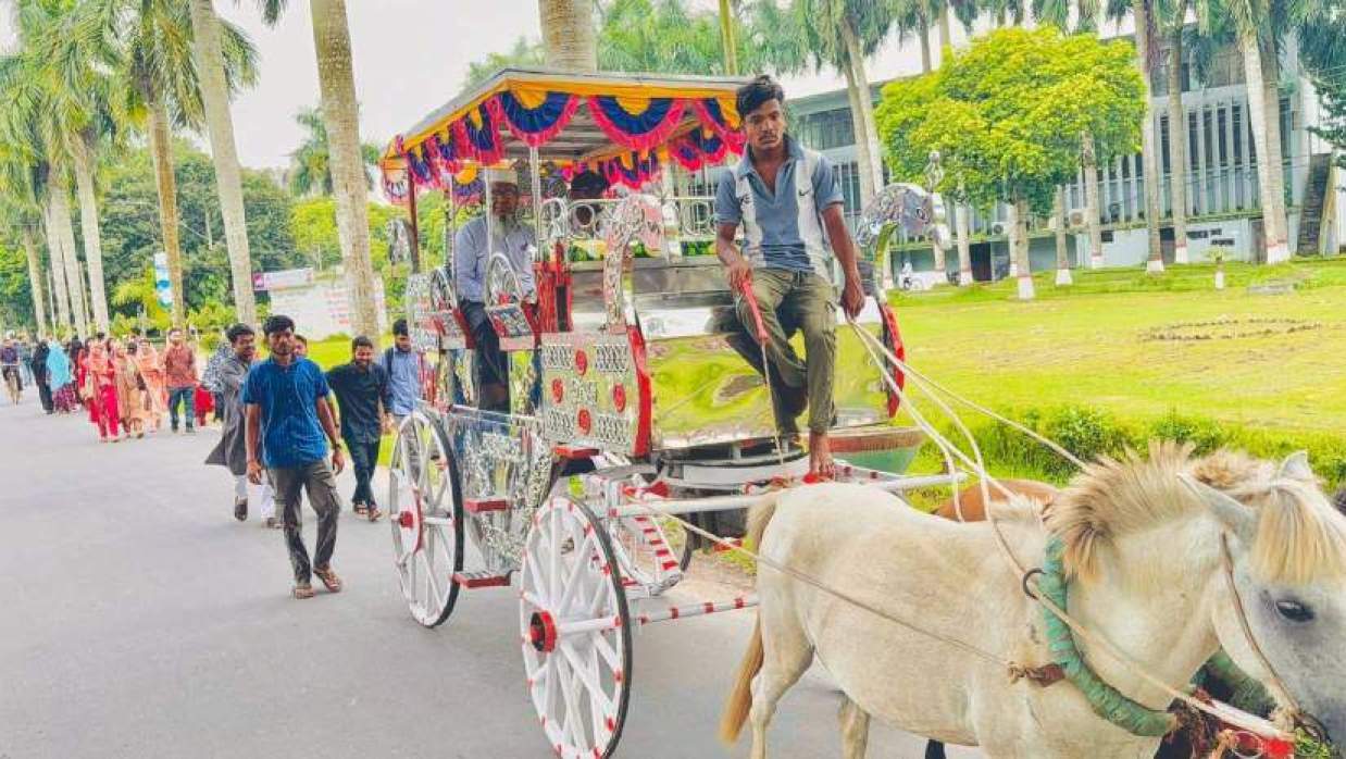 ঘোড়ার গাড়িতে চড়ে ক্যাম্পাস ছাড়ছেন অধ্যাপক ড. মো. আব্দুল বাতেন