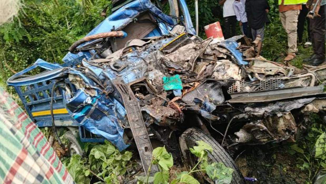 বাসের সঙ্গে সংঘর্ষে  দুমড়েমুচড়ে যাওয়া পিকআপ