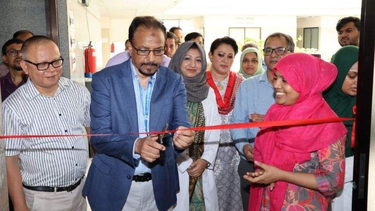 ড্রাই ফার্মাকোলজি ল্যাব উদ্বোধন করছেন উপাচার্য অধ্যাপক ডা. এফ এম সিদ্দিকী