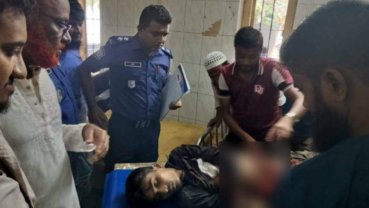 হত্যাকাণ্ডের শিকার মো. নয়নের মরদেহ ঘিরে পুলিশ ও স্বজনরা 