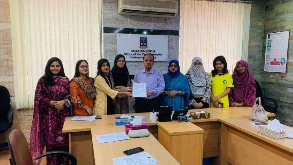উপাচার্যের সঙ্গে সাক্ষাতে রোকেয়া হল সংসদের নেতৃরা