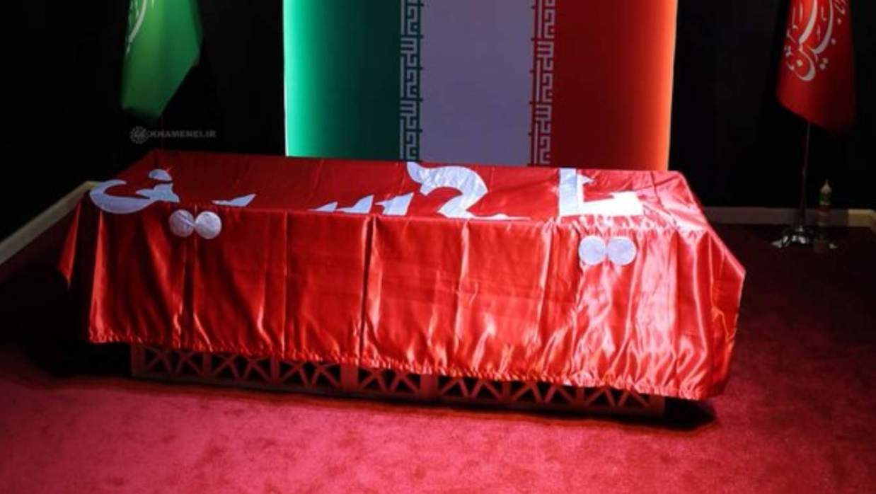 লাল পতাকা দিয়ে মোড়ানো খামেনির কফিন