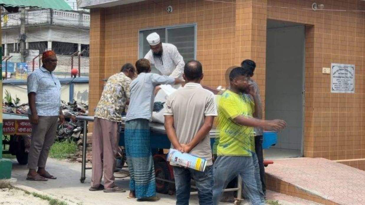 মরদেহ উদ্ধার করে থানায় নিয়ে যায় পুলিশ