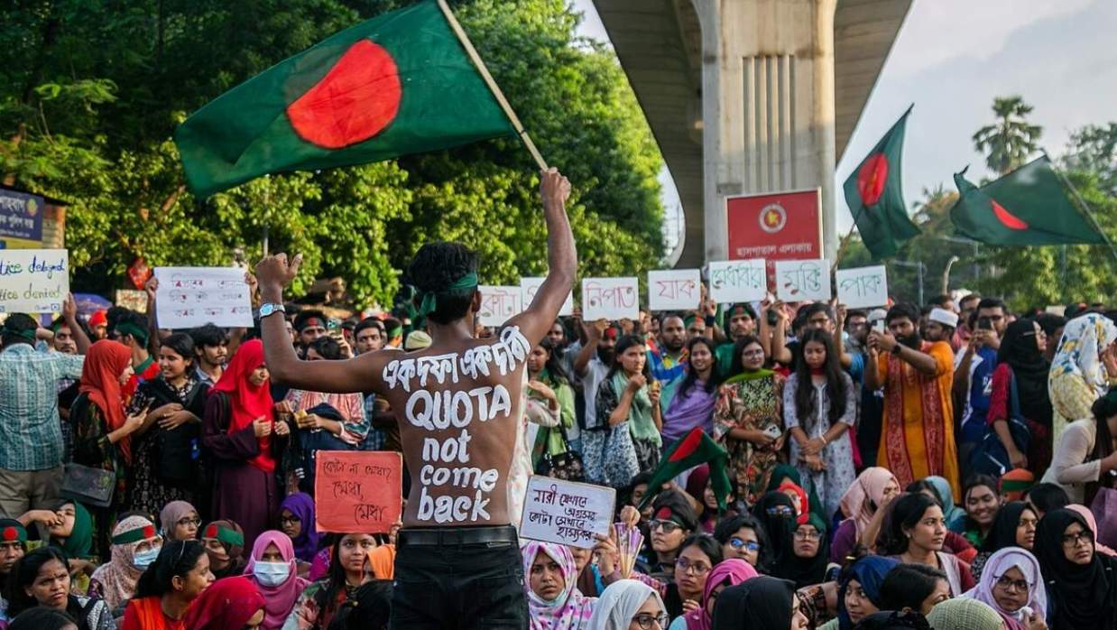 ৪ জুলাই ২০২৪, শাহবাগে অবস্থান কর্মসূচি পালন করে বৈষম্যবিরোধী শিক্ষার্থীরা