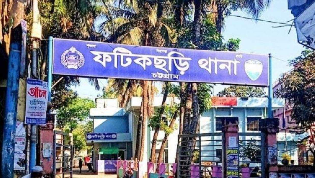 রাতের আঁধারে পোলট্রি ব্যবসায়ীর বাড়িতে এলোপাতাড়ি গুলি