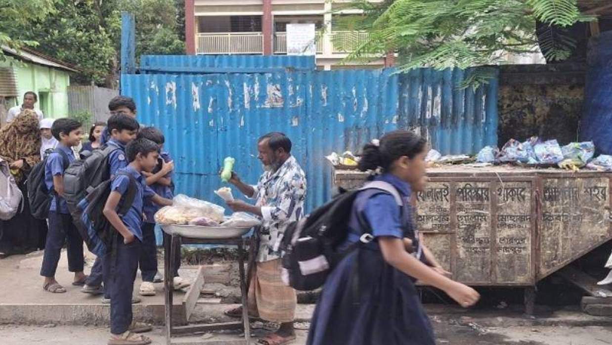 বাগড়ী সরকারি প্রাথমিক বিদ্যালয়ের প্রধান ফটকের সামনে ডাস্টবিন
