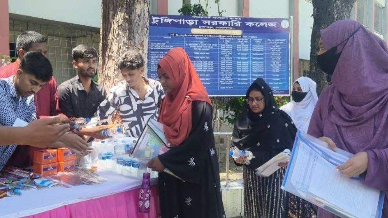 এইচএসসি পরীক্ষার্থীদের মাঝে ছাত্রদলের শিক্ষা উপকরণ ও বিশুদ্ধ পানি বিতরণ
