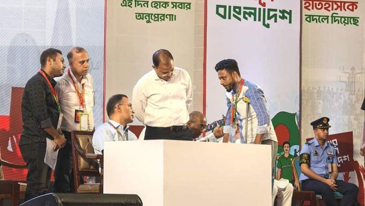 বাংলাদেশ-চীন মৈত্রী সম্মেলন কেন্দ্রে আয়োজিত সম্মেলনে প্রধানমন্ত্রী তারেক রহমানের পাশে আহত জুলাই যোদ্ধারা