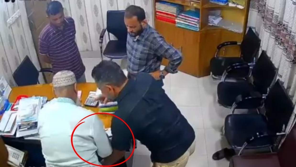 এমডির অণ্ডকোষ চেপে ধরে চেক-স্ট্যাম্পে স্বাক্ষর নিলেন স্বেচ্ছাসেবক দল নেতার ভাই