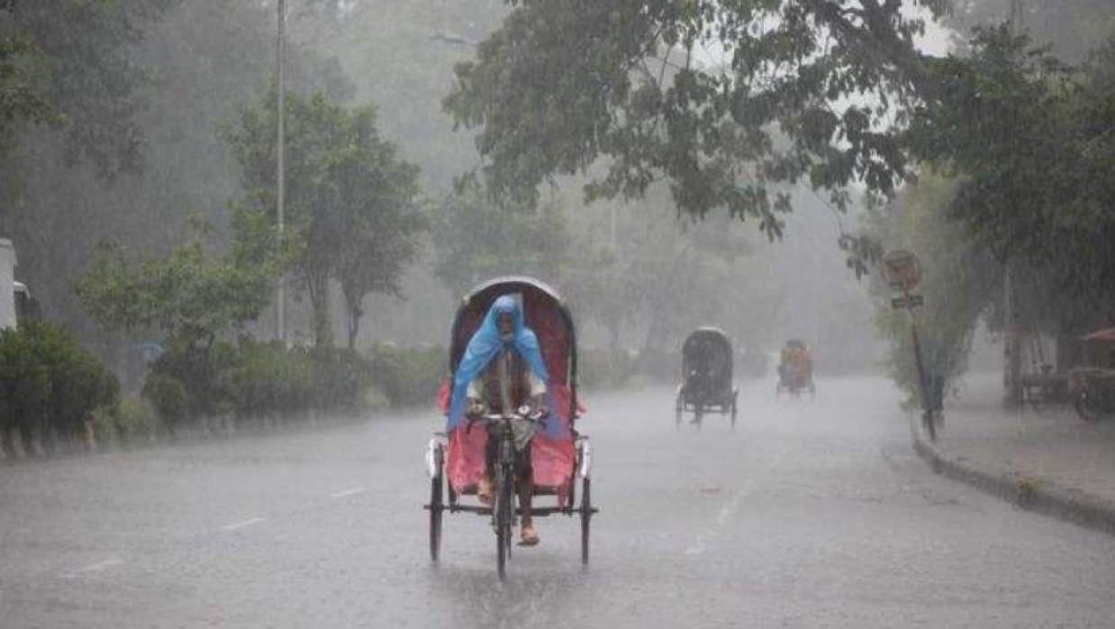 মৌসুমী নিম্নচাপের প্রভাবে ছয় বিভাগে ভারী বৃষ্টিপাতের সতর্কবার্তা দিয়েছে বাংলাদেশ আবহাওয়া অধিদপ্তর