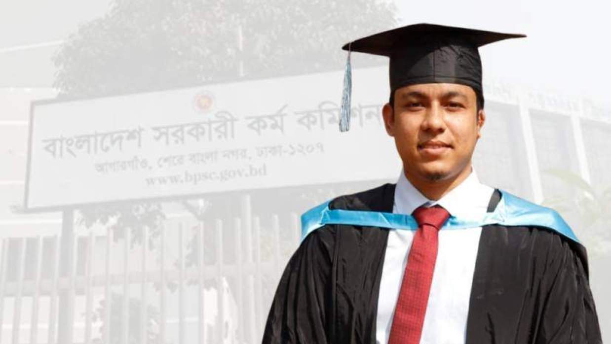 বিসিএসে কাঙ্ক্ষিত ক্যাডার পেয়ে আনন্দে কাঁদছিলেন জাহাঙ্গীরনগরের রফিক 