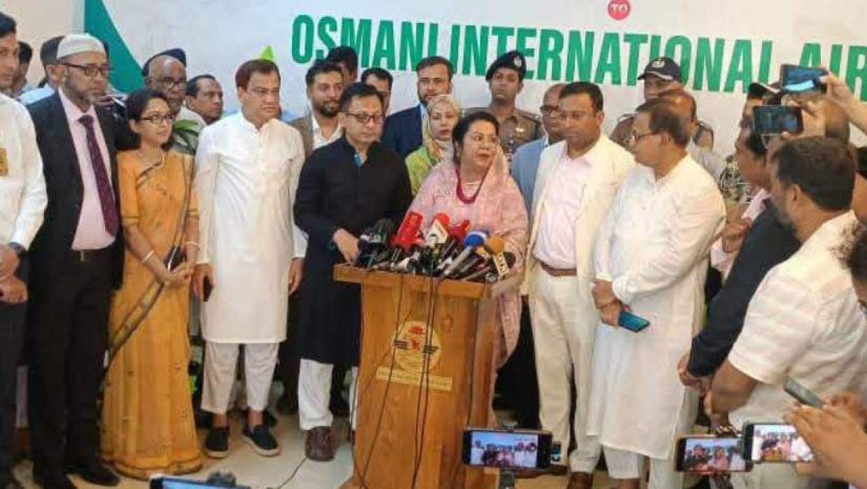 সাংবাদিকদের সঙ্গে কথা বলছেন বিমানমন্ত্রী আফরোজা খানম
