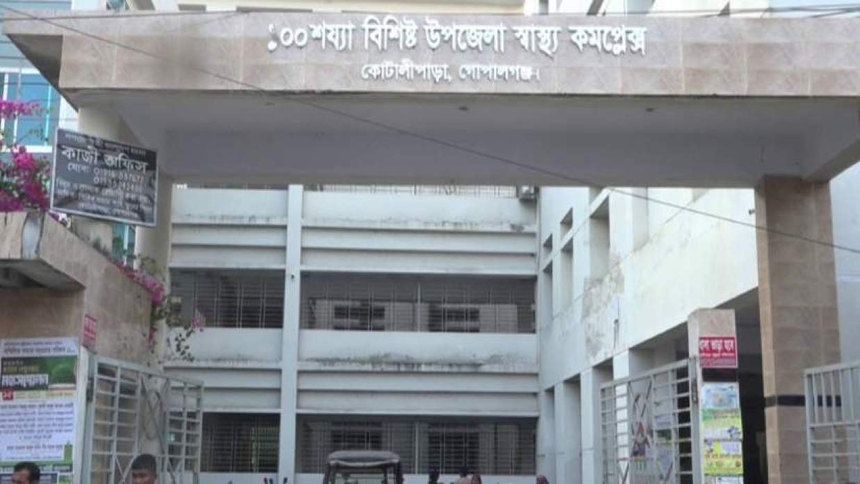 গাছের গুঁড়ির চাপায় প্রাণ গেল আশ্রম সেবায়েতের