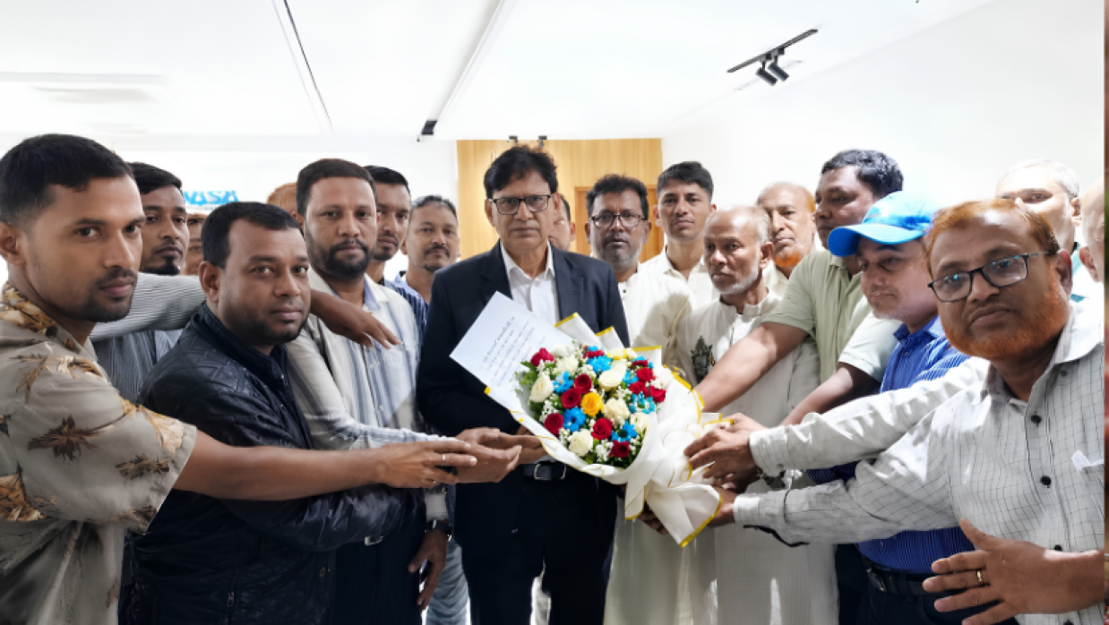 শুভেচ্ছা বিনিময়কালে ওয়াসার ব্যবস্থাপনা পরিচালক প্রকৌশলী সেলিম মোঃ জানে আলম
