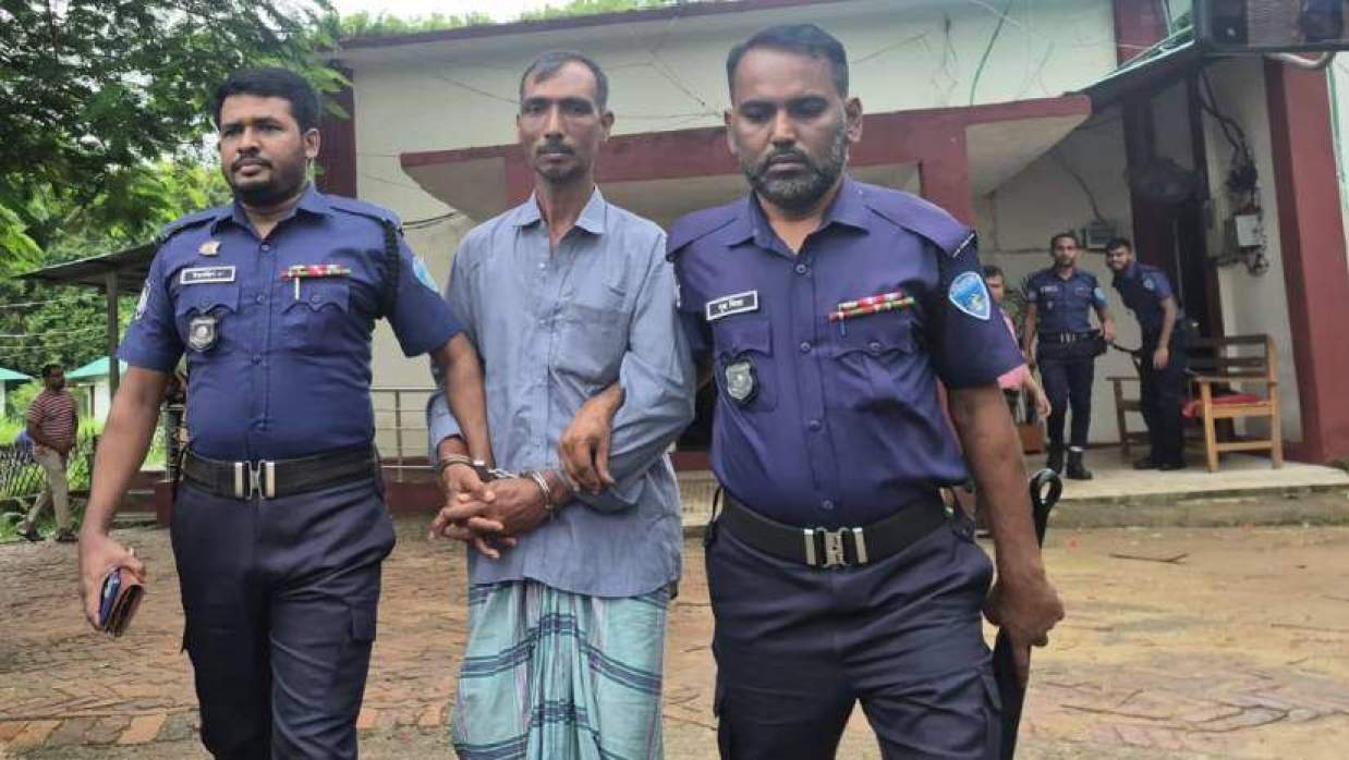 মৃত‍্যুদণ্ডপ্রাপ্ত মো. শাহিনকে আদালত থেকে কারাগারে নিয়ে যাওয়া হচ্ছে