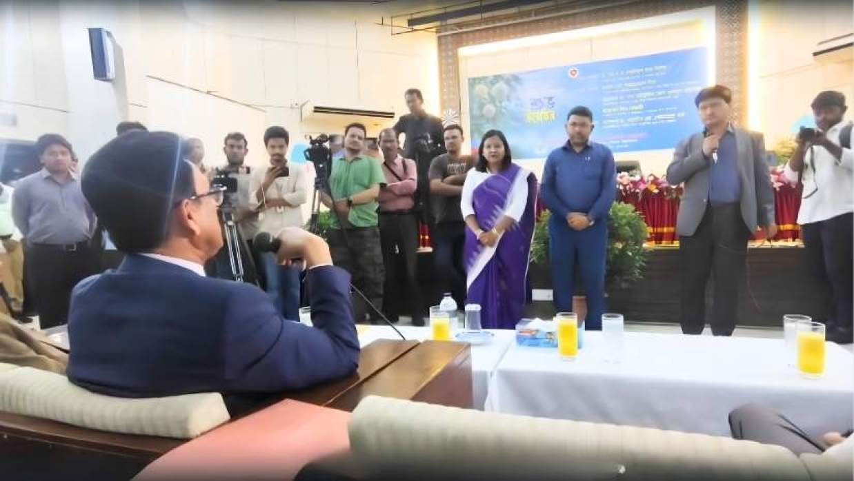 শিক্ষামন্ত্রী ড. আ ন ম এহছানুল হক মিলন (বসে) ও মাউশি ডিজি ড. খান মইনুদ্দিন আল মাহমুদ সোহেল (দাঁড়িয়ে ডান থেকে দ্বিতীয়), তার বামপাশে দাঁড়িয়ে নায়েম ডিজি