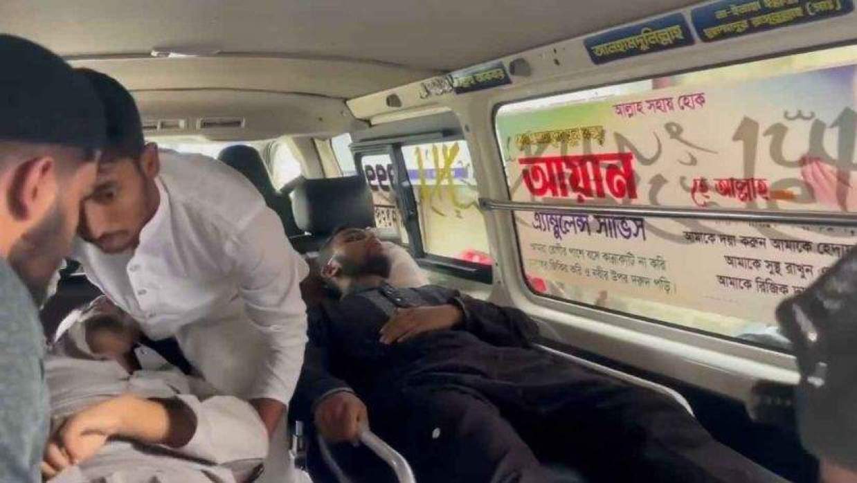 আহতদের অ্যাম্বুলেন্সে হাসপাতালে নেওয়া হচ্ছে