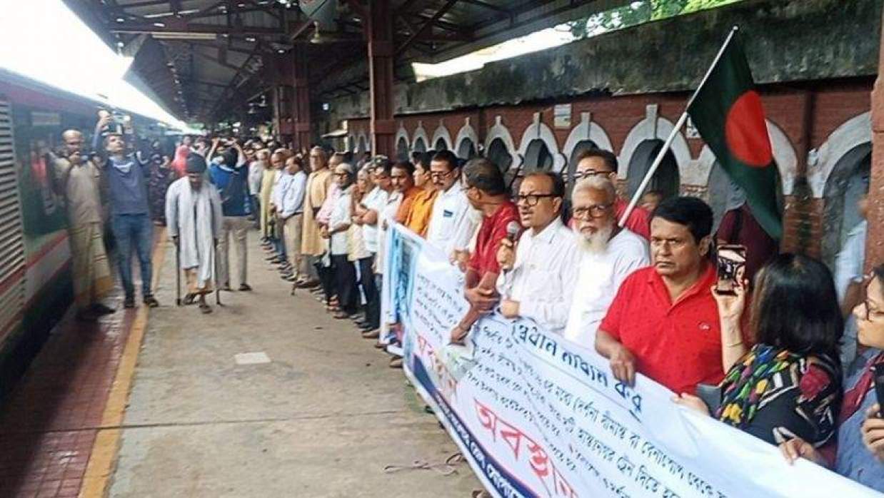 ৬ দাবিতে যশোর রেলওয়ে জংশনে অবস্থান