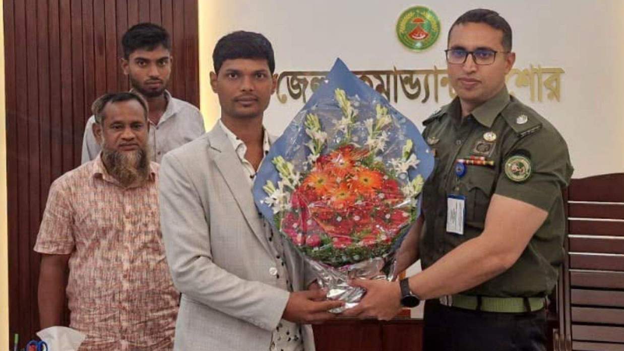 আনসার সদস্যের ছেলে বিসিএস পুলিশ ক্যাডারে প্রথম