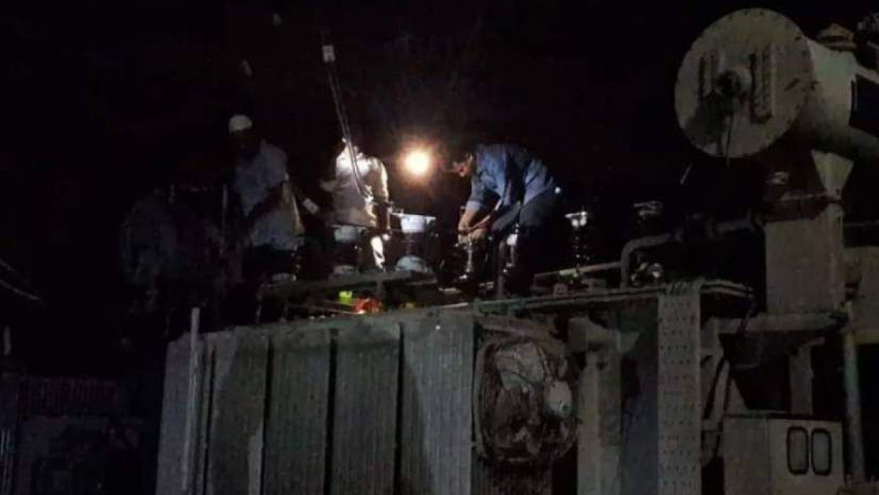 গ্রিড সাবস্টেশনে কাজ করছেন কর্মীরা