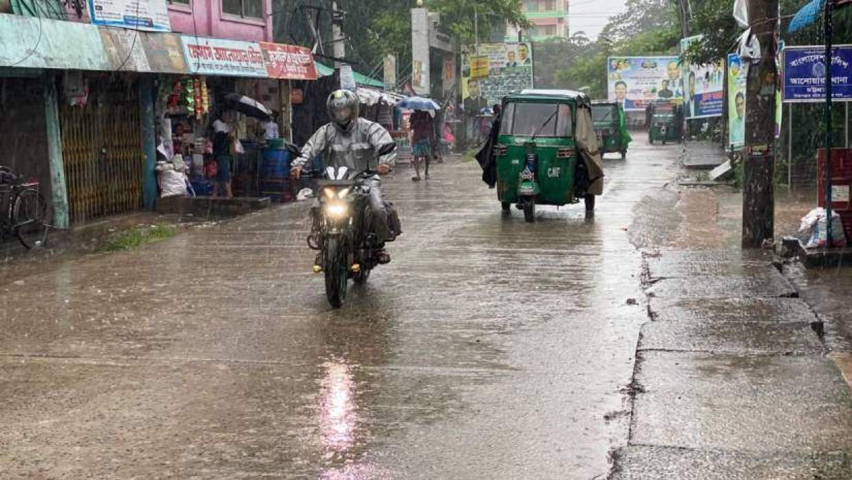 ভারী বৃষ্টি রাস্তায় যানবাহন কম