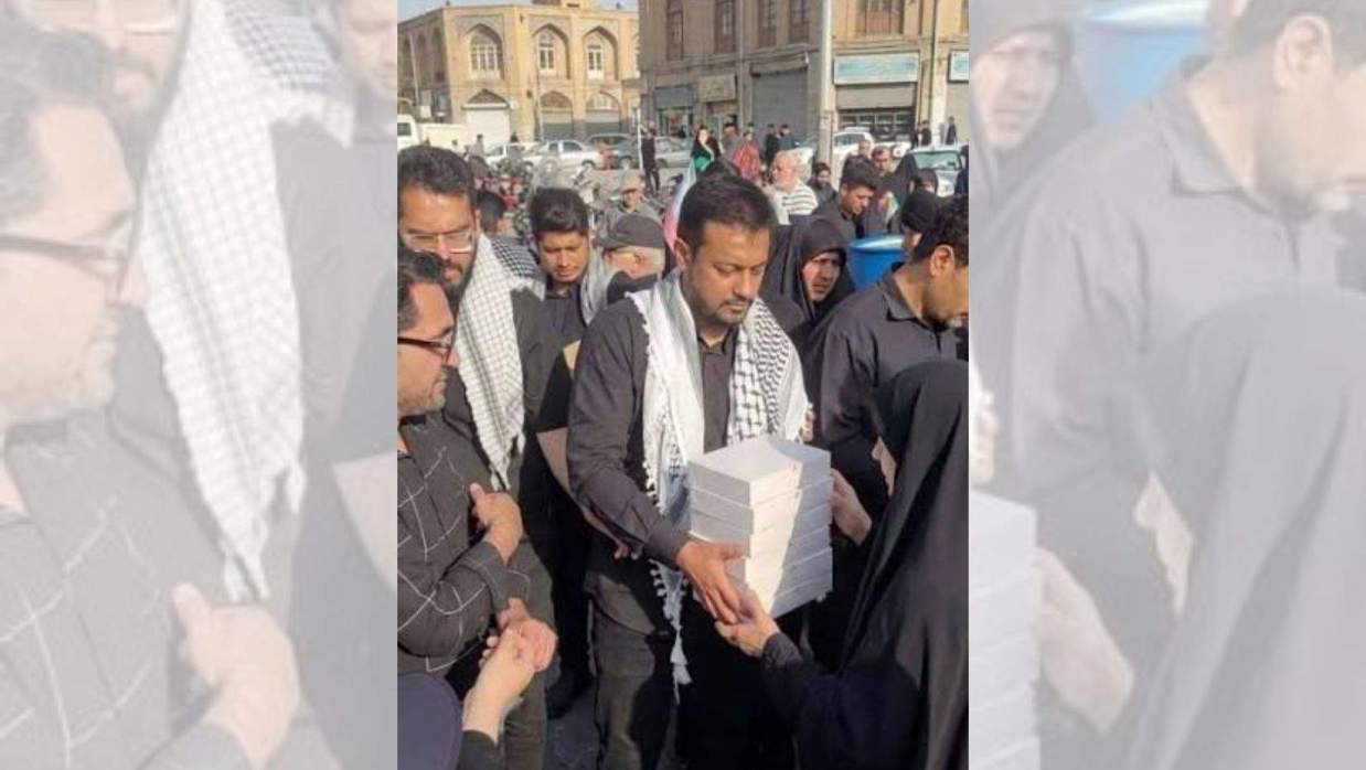 জানাজায় অংশ নিয়ে খাবার বিতরণ করছেন নাসীরুদ্দিন পাটোয়ারী