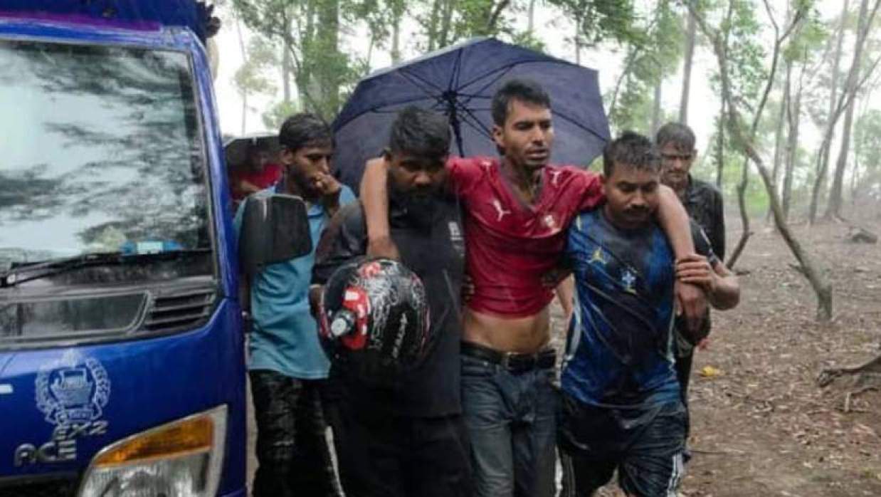 এক পর্যটককে উদ্ধার করে নিয়ে যাওয়া হচ্ছে