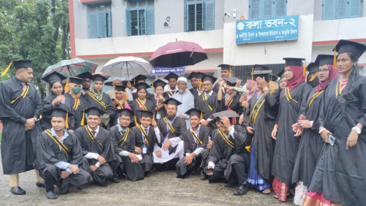 নিজস্ব উদ্যোগে সমাবর্তন পালন