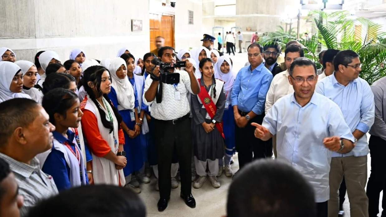 শিক্ষক ও শিক্ষার্থীদের সঙ্গে সাক্ষাৎ করেছেন প্রধানমন্ত্রী তারেক রহমান