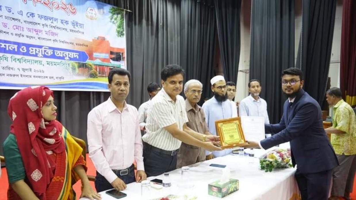 ‘ডিনস অ্যাওয়ার্ড’ গ্রহণ করছেন বাকৃবি শিক্ষার্থী