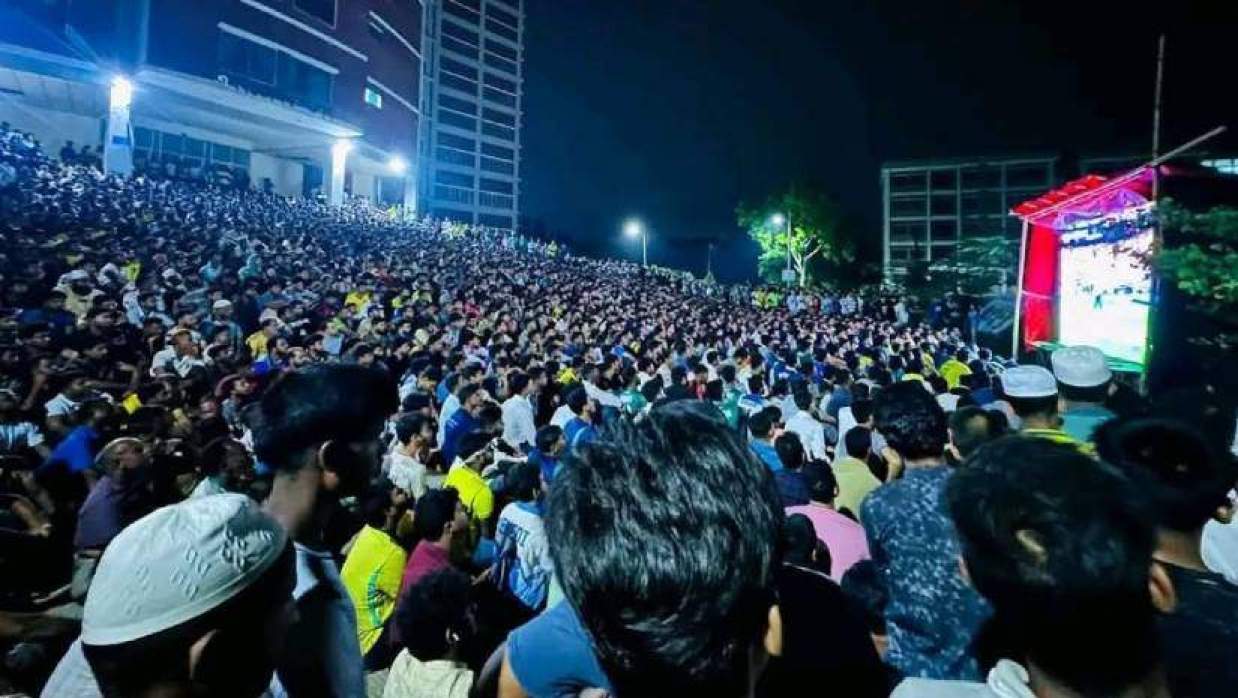 মাভাবিপ্রবির তৃতীয় একাডেমিক ভবনের সামনে বড় পর্দায় খেলা দেখার ব্যবস্থা করেছে  কর্তৃপক্ষ