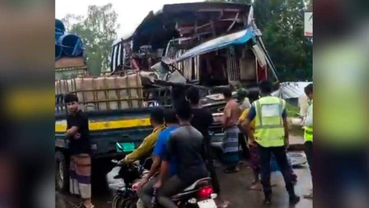 সংঘর্ষে দুমড়ে-মুচড়ে যাওয়া লাকি পরিবহনের বাসটি