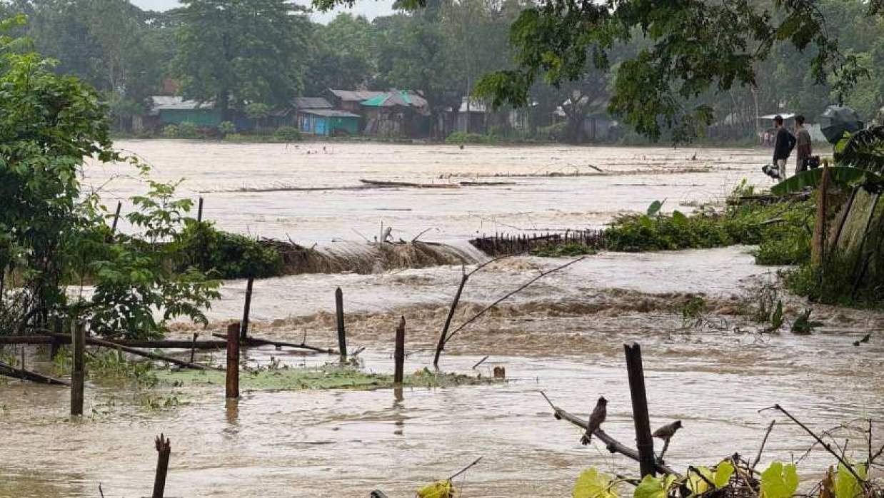 সাঙ্গু নদীর পাড় উপচে লোকালয় পানি প্রবেশ করছে