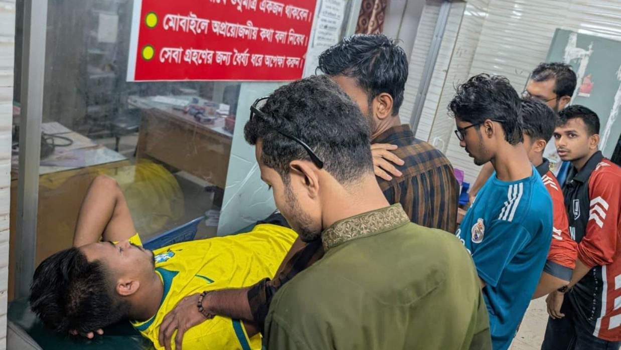 বিষধর সাপের কামড়ে আহত চবি শিক্ষার্থী