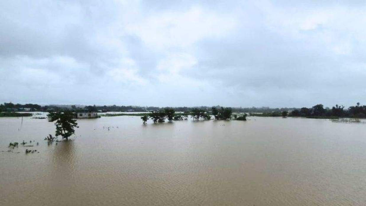 ভারী বর্ষণে জনজীবন বিপর্যস্ত