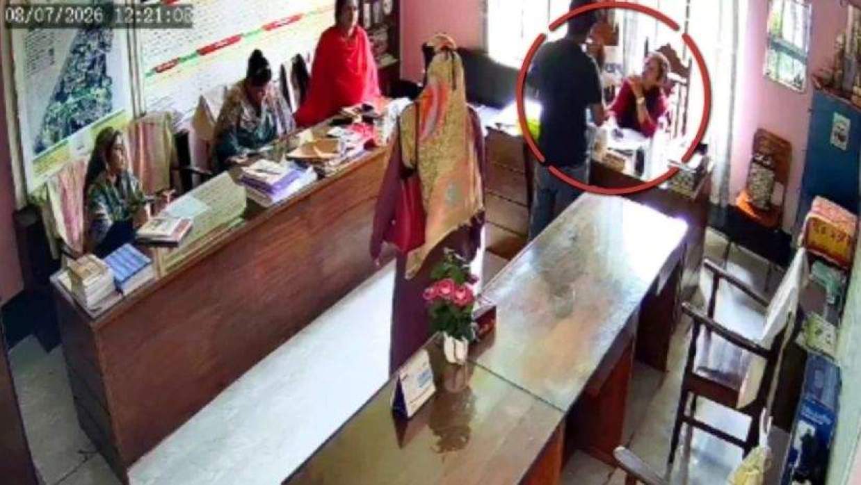 শিক্ষিকাকে মারধরের দৃশ্য ছড়িয়ে পড়ে সামাজিক যোগাযোগমাধ্যমে