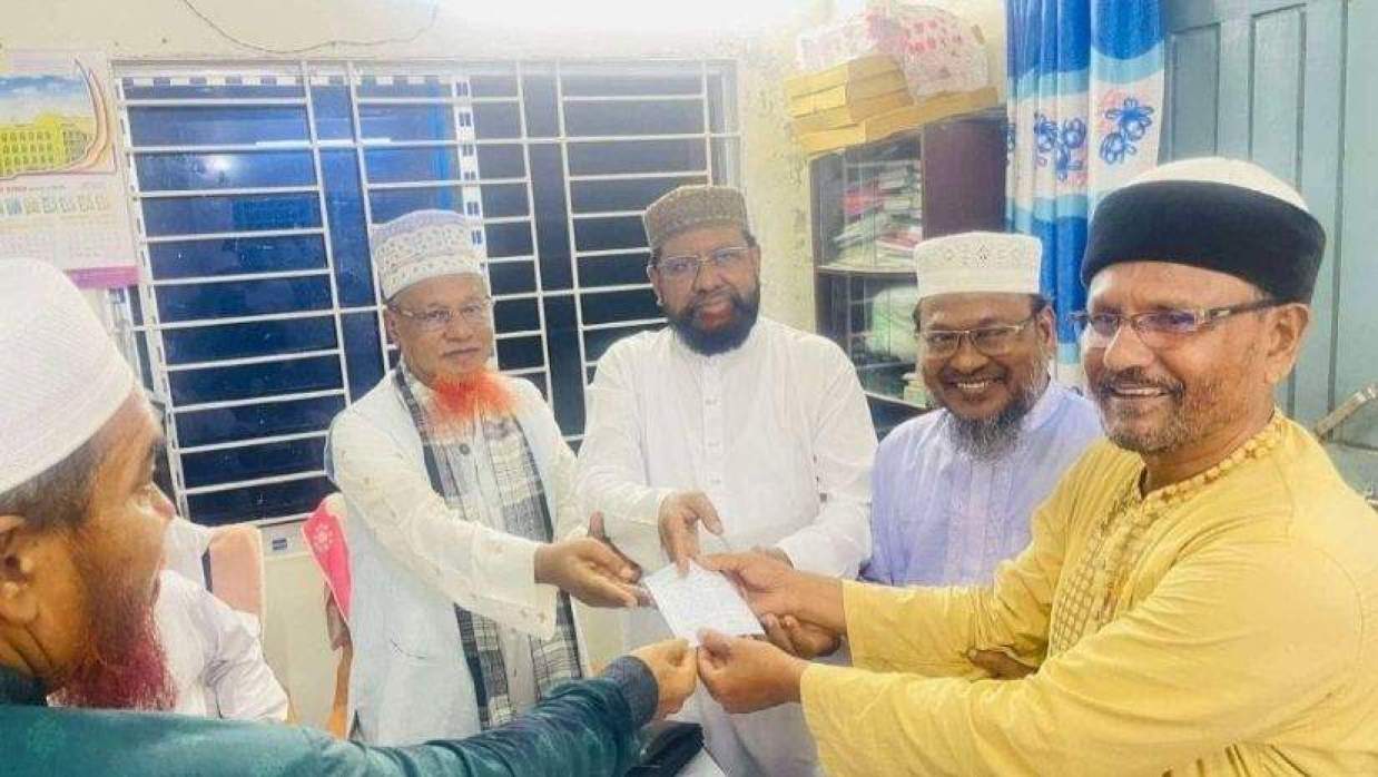 জামায়াত নেতারা আক্তার হোসেন মিলনকে ফুল দিয়ে শুভেচ্ছা জানিয়ে দলে বরণ করে নেন