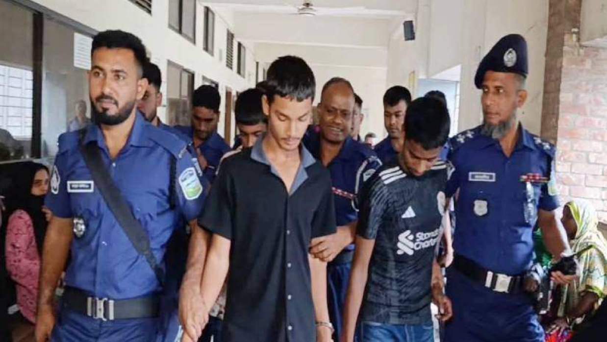 আসামিদের নিচ্ছে যাচ্ছে পুলিশ
