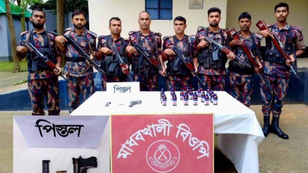বিজিবির অভিযানে জব্দ করা পিস্তল, ম্যাগাজিন, গুলি ও ভারতীয়  এস্কাফ সিরাপ