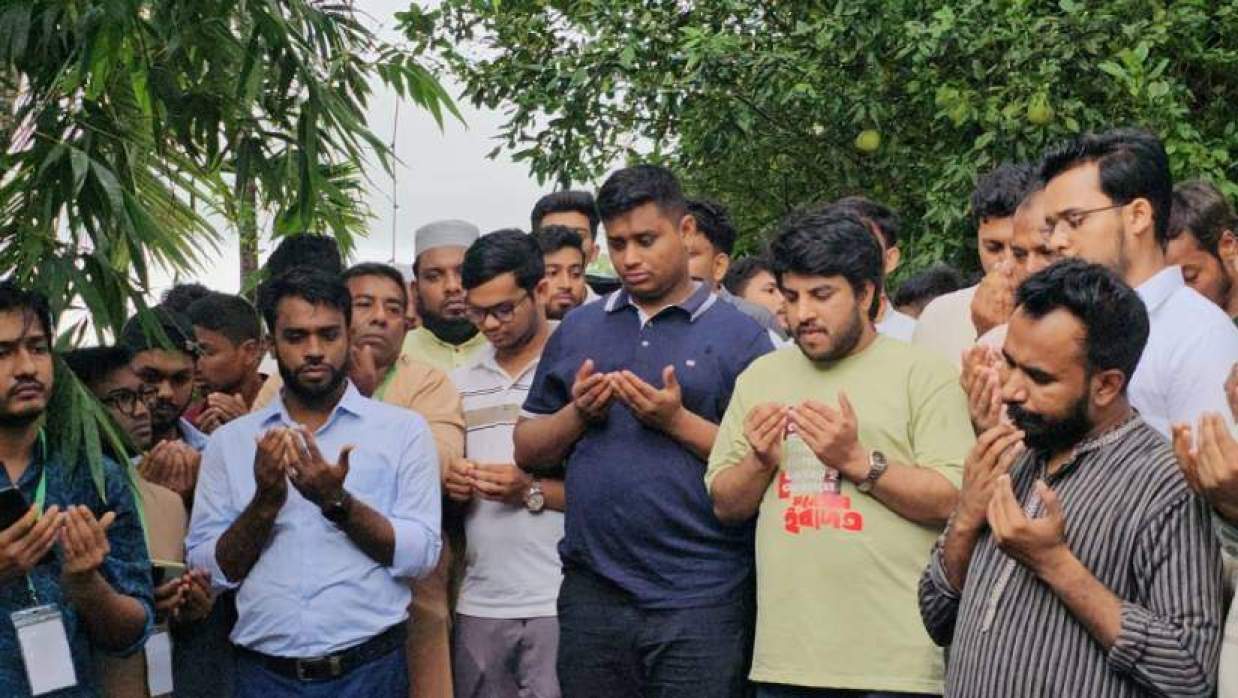 সোনাগাজী ও ফুলগাজীতে জুলাই শহীদদের কবর জিয়ারত করছেন এনসিপির দক্ষিণাঞ্চলের মুখ্য সংগঠক ও সংসদ সদস্য হাসনাত আবদুল্লাহসহ কেন্দ্রীয় নেতারা