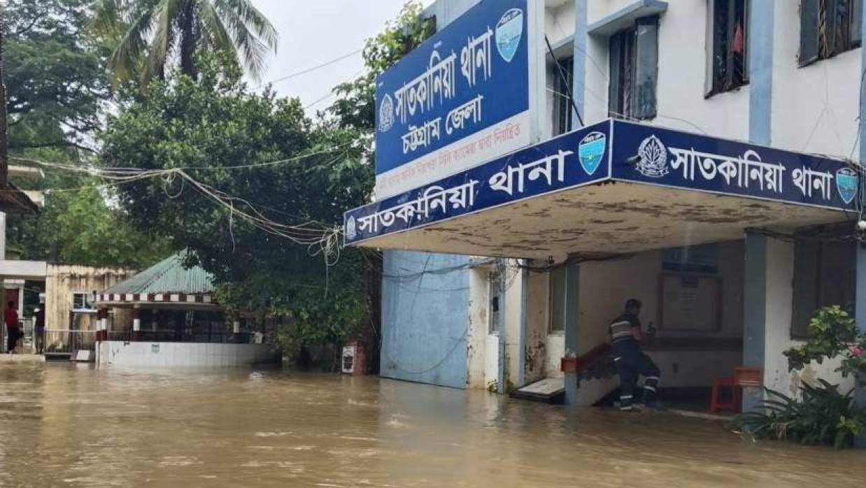 পানি ডুবে গেছে সাতকানিয়া